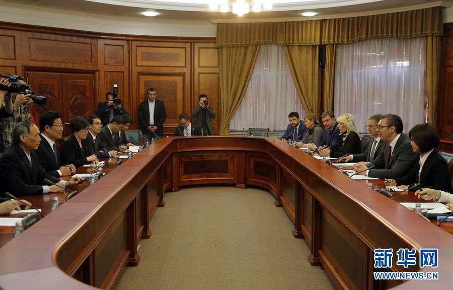 4月12日，塞爾維亞前進(jìn)黨主席、政府總理武契奇（右二）在貝爾格萊德會(huì)見中共中央政治局委員、中央黨的建設(shè)工作領(lǐng)導(dǎo)小組副組長張春賢（左二）。新華社發(fā)（普雷德拉格&middot;米洛薩夫列維奇攝）