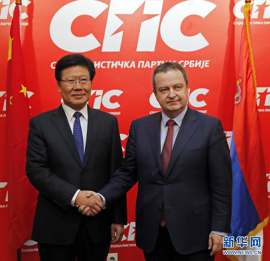 4月13日，中共中央政治局委員、中央黨的建設(shè)工作領(lǐng)導(dǎo)小組副組長張春賢（左）在塞爾維亞貝爾格萊德會(huì)見塞社會(huì)黨主席、政府第一副總理兼外長達(dá)契奇。新華社發(fā)（普雷德拉格&middot;米洛薩夫列維奇攝）