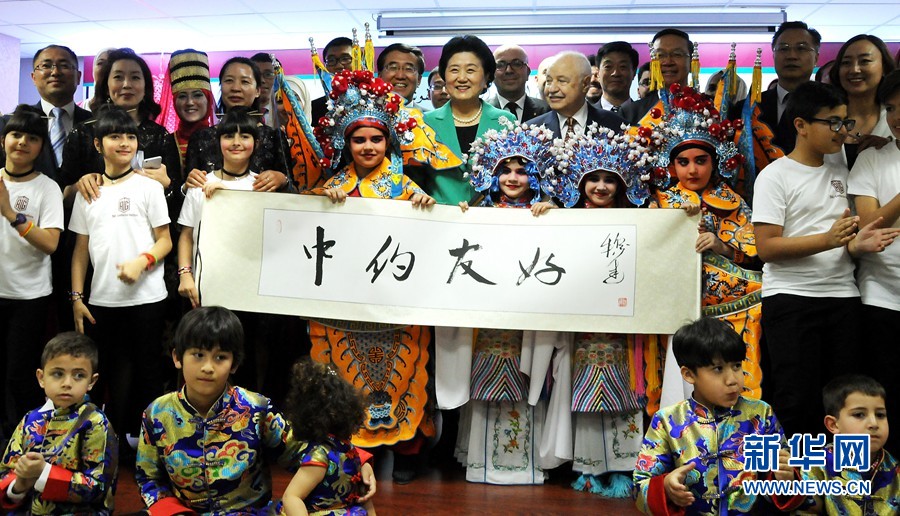 4月20日，在約旦首都安曼，中國國務(wù)院副總理劉延東（中）考察TAG孔子學院。 新華社記者林曉蔚攝