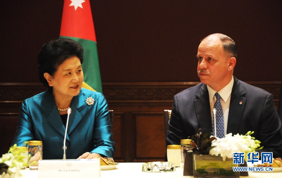 4月20日，在約旦首都安曼，約旦代國(guó)王費(fèi)薩爾（右）會(huì)見中國(guó)國(guó)務(wù)院副總理劉延?xùn)|。 新華社記者林曉蔚攝