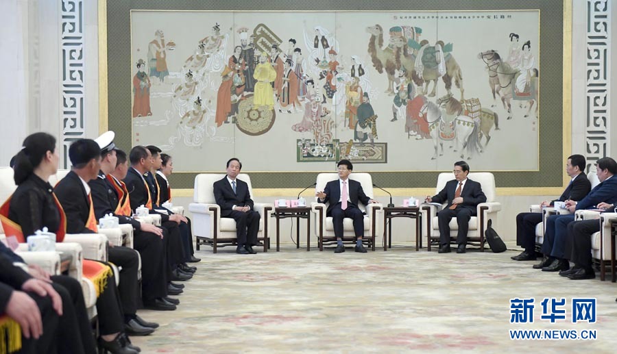 4月24日，第十三屆全國(guó)見(jiàn)義勇為英雄模范表彰大會(huì)在北京人民大會(huì)堂召開(kāi)。會(huì)前，中共中央政治局委員、中央政法委書(shū)記孟建柱與見(jiàn)義勇為英雄模范及家屬代表座談。國(guó)務(wù)委員、公安部部長(zhǎng)郭聲琨出席座談會(huì)并在表彰大會(huì)上講話。新華社記者 張鐸 攝