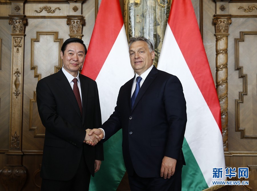 4月24日，在匈牙利首都布達佩斯，匈牙利總理、青民盟主席歐爾班（右）會見中共中央政治局委員、中央書記處書記、中宣部部長劉奇葆。新華社記者葉平凡攝