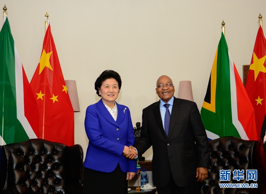 4月25日，南非總統(tǒng)祖馬（右）在比勒陀利亞總統(tǒng)官邸會見正在對南非進行正式訪問并出席中南高級別人文交流機制首次會議的中國國務(wù)院副總理劉延東。 新華社記者 翟健嵐 攝