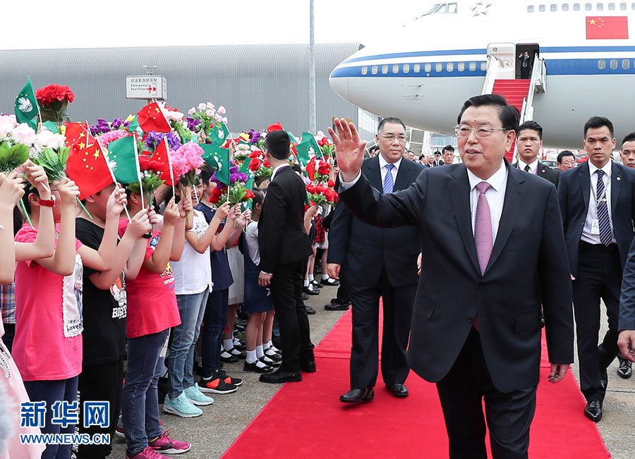 5月8日至10日，中共中央政治局常委、全國人大常委會委員長張德江視察澳門特別行政區(qū)。這是5月8日，張德江抵達(dá)澳門國際機場。 新華社記者龐興雷 攝 