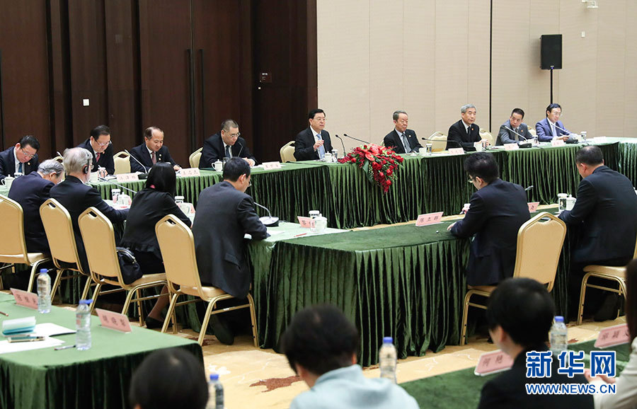 5月8日至10日，中共中央政治局常委、全國人大常委會委員長張德江視察澳門特別行政區(qū)。這是5月10日，張德江與教育工作者和學(xué)生代表座談。新華社記者 龐興雷 攝