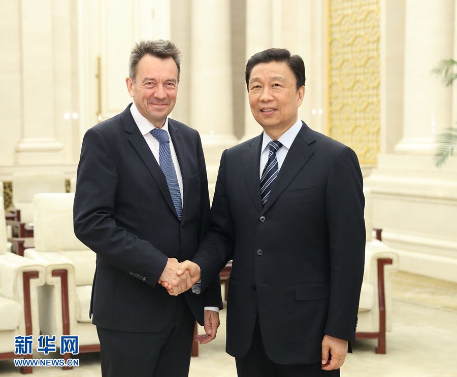 5月15日，國家副主席、中國紅十字會(huì)名譽(yù)會(huì)長李源潮在北京會(huì)見來華出席&ldquo;一帶一路&rdquo;國際合作高峰論壇的紅十字國際委員會(huì)主席莫雷爾。新華社記者 王曄 攝