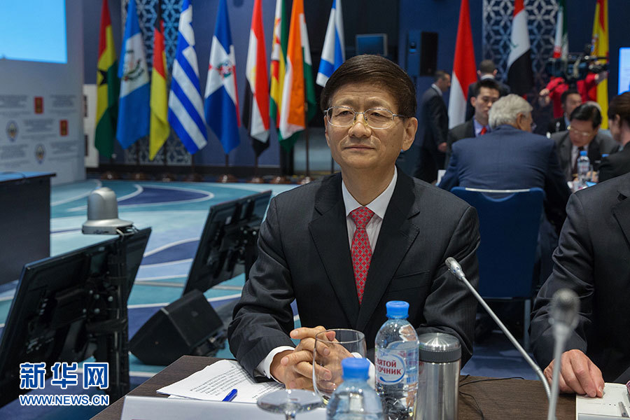 5月24日，在俄羅斯扎維多沃，中共中央政治局委員、中央政法委書記孟建柱出席國際安全事務高級代表會議。 5月24日，中共中央政治局委員、中央政法委書記孟建柱在俄羅斯出席國際安全事務高級代表會議，就加強國際執(zhí)法安全合作、防范打擊恐怖主義作主旨發(fā)言。來自95個國家和國際組織的代表參加會議。新華社記者白雪騏攝