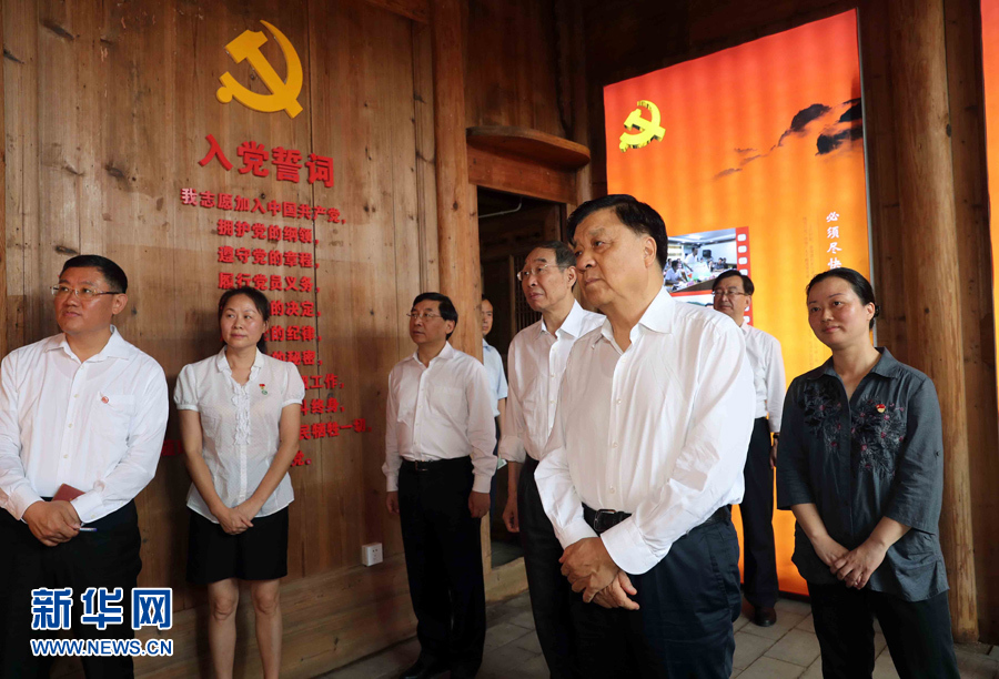 6月8日至10日，中共中央政治局常委、中央書記處書記劉云山在福建調(diào)研。這是6月9日，劉云山專程來到政和縣石圳村，深入了解廖俊波的事跡。新華社記者 劉衛(wèi)兵 攝