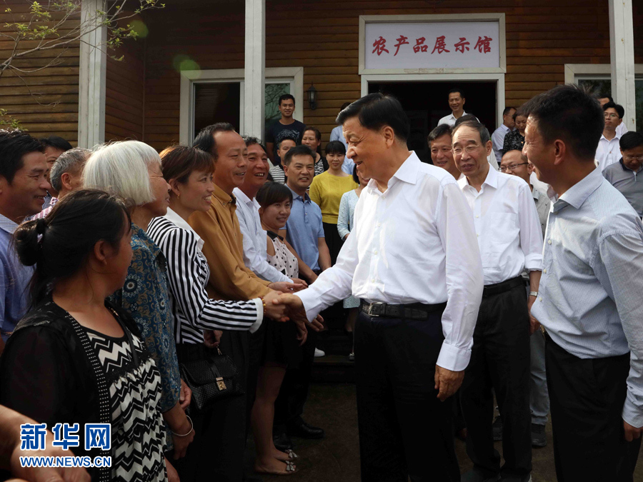 6月8日至10日，中共中央政治局常委、中央書記處書記劉云山在福建調(diào)研。這是6月9日，劉云山在周寧縣上洋村與村民親切交談。新華社記者 劉衛(wèi)兵 攝