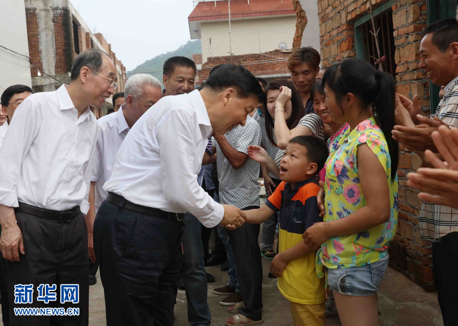 6月8日至10日，中共中央政治局常委、中央書記處書記劉云山在福建調(diào)研。這是6月9日，劉云山在福安市溪邳村走訪群眾家庭。新華社記者 劉衛(wèi)兵 攝