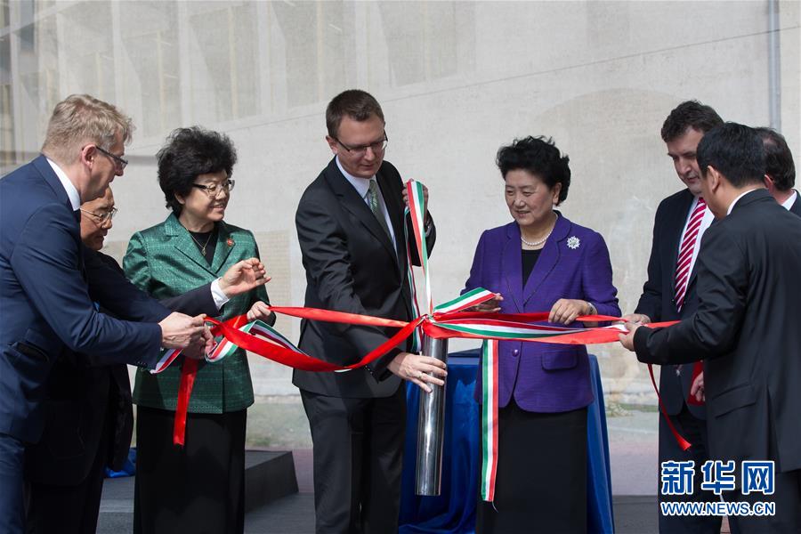 6月18日，在匈牙利布達(dá)佩斯，中國(guó)國(guó)務(wù)院副總理劉延?xùn)|在考察匈牙利塞梅爾維斯醫(yī)科大學(xué)時(shí)為健康學(xué)院新教學(xué)樓奠基。中國(guó)國(guó)務(wù)院副總理劉延?xùn)|18日在布達(dá)佩斯考察匈牙利塞梅爾維斯醫(yī)科大學(xué)并出席中匈中醫(yī)藥教育合作系列活動(dòng)。 新華社發(fā)（弗爾季&middot;奧蒂洛攝） 