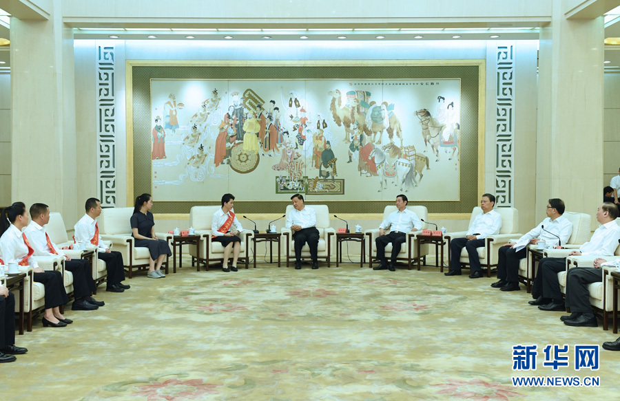 6月21日，廖俊波同志先進(jìn)事跡報(bào)告會(huì)在北京人民大會(huì)堂舉行。報(bào)告會(huì)前，中共中央政治局常委、中央書(shū)記處書(shū)記劉云山會(huì)見(jiàn)報(bào)告團(tuán)成員，代表習(xí)近平總書(shū)記，代表黨中央，向廖俊波同志家屬表示親切慰問(wèn)，并頒發(fā)黨中央追授廖俊波同志&ldquo;全國(guó)優(yōu)秀共產(chǎn)黨員&rdquo;證書(shū)、獎(jiǎng)?wù)?。新華社記者 饒愛(ài)民 攝