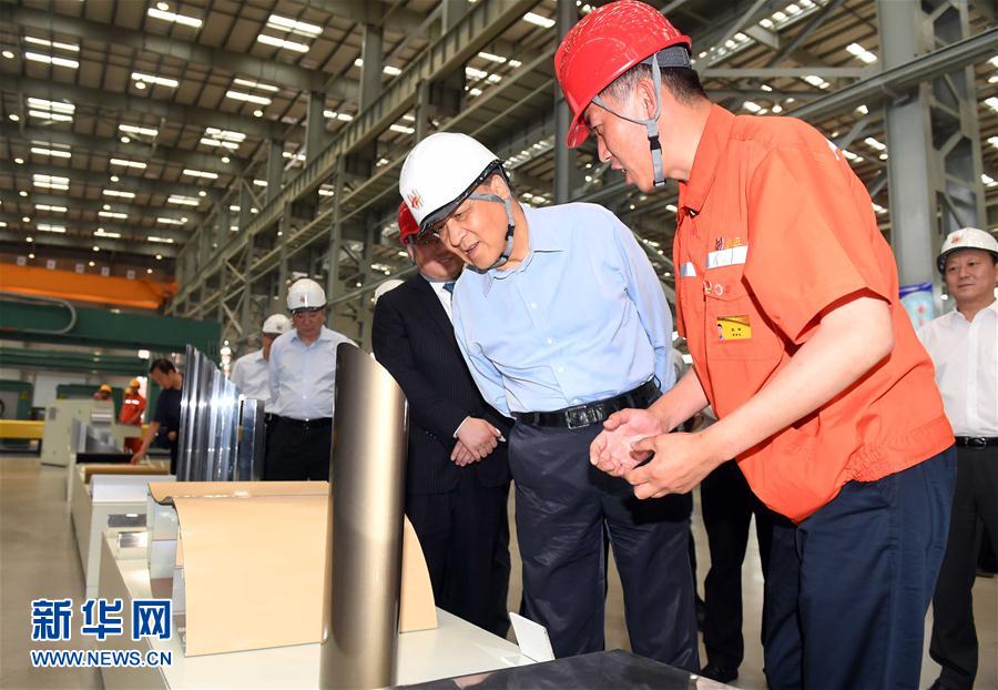 6月22日至24日，中共中央政治局常委、中央書記處書記劉云山在遼寧調研。這是6月22日，劉云山在營口市忠旺鋁業(yè)公司調研。 新華社記者張鐸 攝