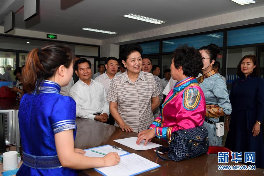 6月25日，全國民族團(tuán)結(jié)進(jìn)步創(chuàng)建經(jīng)驗(yàn)交流現(xiàn)場會在內(nèi)蒙古興安盟召開，中共中央政治局委員、國務(wù)院副總理劉延?xùn)|出席會議并講話。在內(nèi)蒙古期間，劉延?xùn)|考察內(nèi)蒙古人民代表會議舊址即&ldquo;五一會址&rdquo;，深入社區(qū)看望各族干部群眾。這是劉延?xùn)|在興安盟科右前旗興科社區(qū)與群眾交談。新華社記者 陳曄華 攝