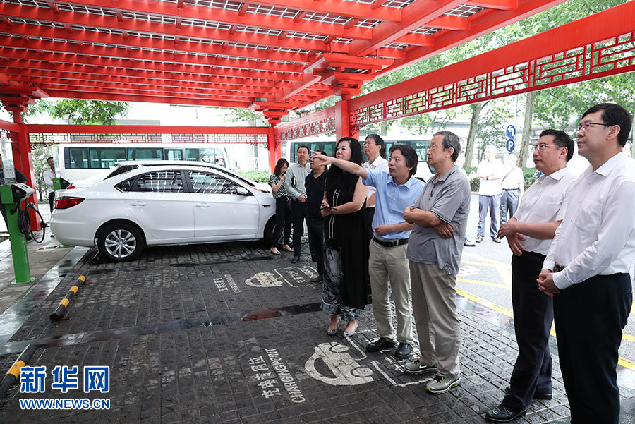 近日，中共中央政治局委員、國務(wù)院副總理馬凱在北京調(diào)研新能源汽車產(chǎn)業(yè)發(fā)展。這是7月4日，馬凱在北京深入新能源汽車充換電設(shè)施、充電服務(wù)平臺(tái)、分時(shí)租賃等單位調(diào)研。新華社記者 龐興雷 攝