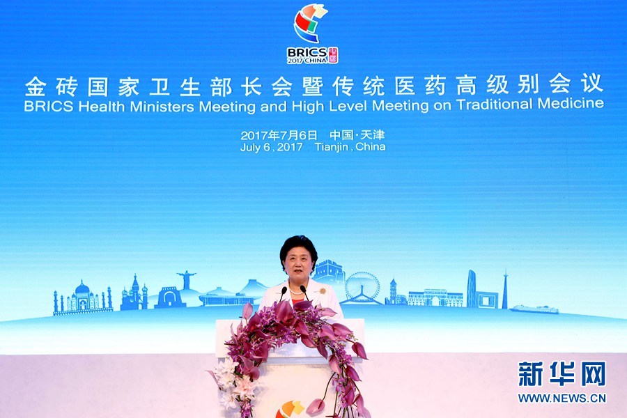 7月6日，金磚國家衛(wèi)生部長會暨傳統(tǒng)醫(yī)藥高級別會議在天津開幕。國家主席習(xí)近平發(fā)來賀信，對會議召開表示祝賀。國務(wù)院副總理劉延?xùn)|在開幕式上宣讀習(xí)近平的賀信并發(fā)表主旨演講。新華社記者 張玉薇 攝
