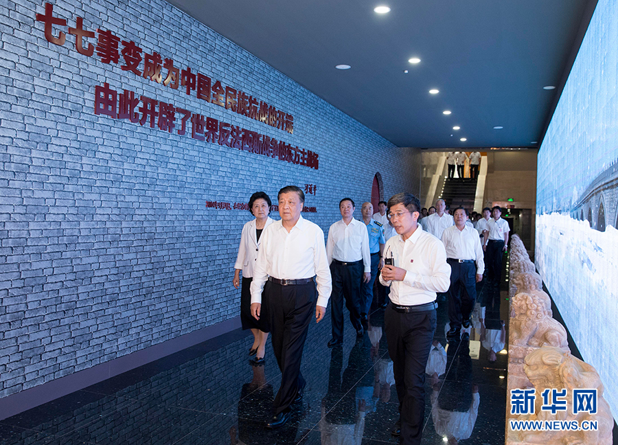 7月7日，紀(jì)念全民族抗戰(zhàn)爆發(fā)80周年儀式在中國(guó)人民抗日戰(zhàn)爭(zhēng)紀(jì)念館舉行。中共中央政治局常委、中央書(shū)記處書(shū)記劉云山出席儀式并講話。這是儀式后，劉云山參觀《全民抗戰(zhàn)偉大壯舉&mdash;&mdash;紀(jì)念全民族抗戰(zhàn)爆發(fā)80周年專題展覽》。 新華社記者丁林?jǐn)z