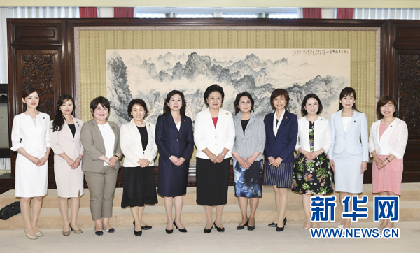 　　7月12日，國務(wù)院副總理劉延?xùn)|在北京會見以日本自民黨前總務(wù)會長野田圣子為首的日本執(zhí)政黨女國會議員代表團(tuán)一行。 新華社記者 高潔 攝
