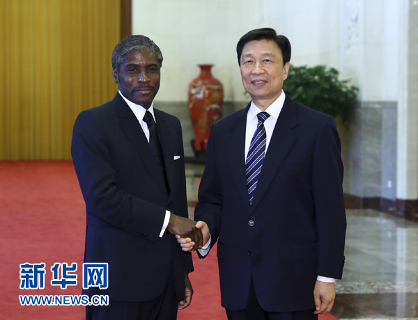 7月13日，中國國家副主席李源潮在北京人民大會堂與赤道幾內(nèi)亞副總統(tǒng)曼格會談。 新華社記者 謝環(huán)馳 攝