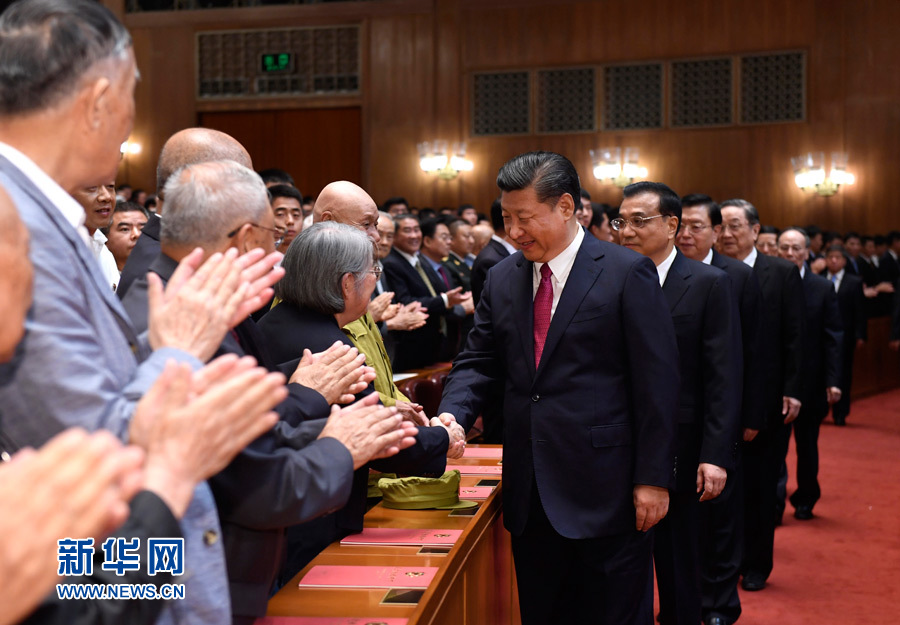 7月28日，慶祝中國人民解放軍建軍90周年文藝晚會《在黨的旗幟下》在北京人民大會堂舉行。中共中央總書記、國家主席、中央軍委主席習(xí)近平和李克強、張德江、俞正聲、劉云山、王岐山、張高麗等黨和國家領(lǐng)導(dǎo)人，與首都3000多名各界群眾一起觀看演出。演出開始前，習(xí)近平等與老戰(zhàn)士、老同志代表和&ldquo;八一勛章&rdquo;獲得者親切握手。新華社記者 李學(xué)仁 攝