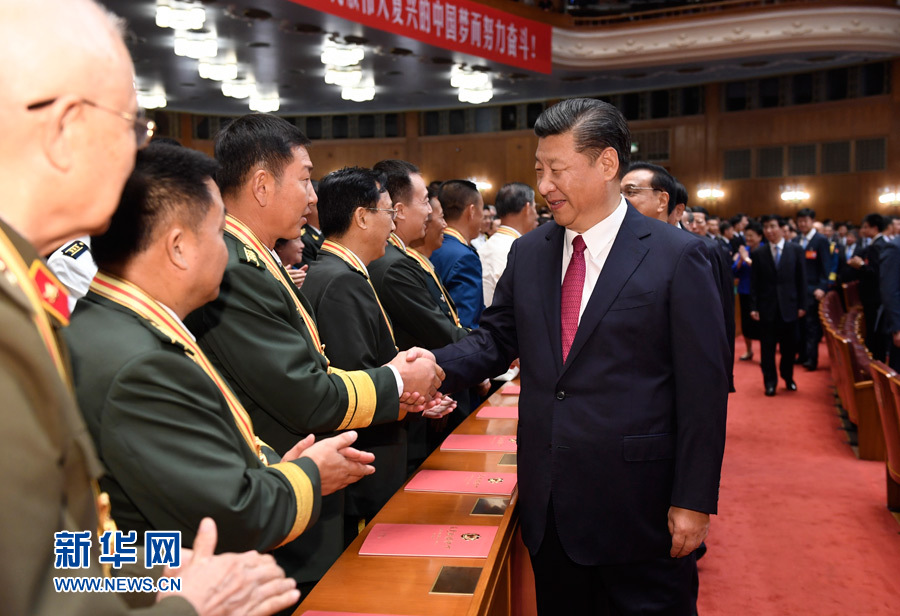 7月28日，慶祝中國人民解放軍建軍90周年文藝晚會《在黨的旗幟下》在北京人民大會堂舉行。中共中央總書記、國家主席、中央軍委主席習(xí)近平和李克強、張德江、俞正聲、劉云山、王岐山、張高麗等黨和國家領(lǐng)導(dǎo)人，與首都3000多名各界群眾一起觀看演出。演出開始前，習(xí)近平等與老戰(zhàn)士、老同志代表和&ldquo;八一勛章&rdquo;獲得者親切握手。新華社記者 李學(xué)仁 攝