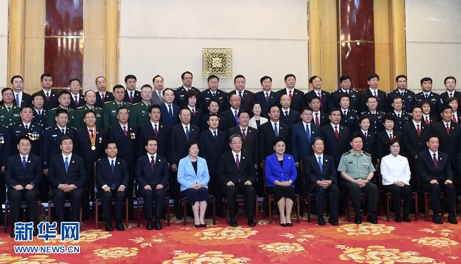 8月7日，中共中央政治局常委、全國政協(xié)主席、中央代表團(tuán)團(tuán)長俞正聲率代表團(tuán)部分成員分別赴內(nèi)蒙古軍區(qū)、武警內(nèi)蒙古總隊(duì)、武警內(nèi)蒙古森林總隊(duì)慰問，并會(huì)見自治區(qū)政法干警代表。這是俞正聲會(huì)見自治區(qū)政法干警代表并合影。新華社記者 張領(lǐng) 攝