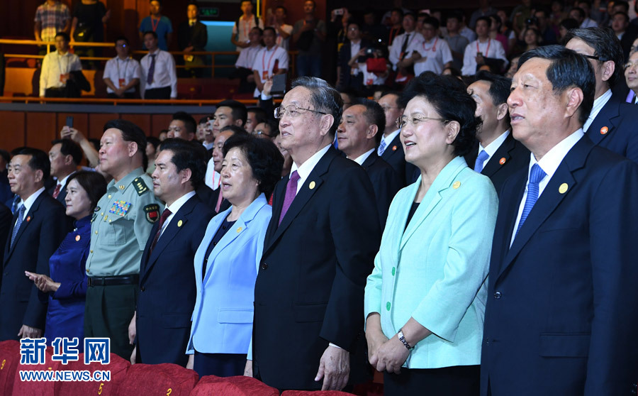 8月7日，慶祝內(nèi)蒙古自治區(qū)成立70周年文藝晚會《贊歌》在內(nèi)蒙古烏蘭恰特大劇院舉行。中共中央政治局常委、全國政協(xié)主席、中央代表團團長俞正聲和各族各界干部群眾等共約1300人觀看演出。新華社記者 張領 攝