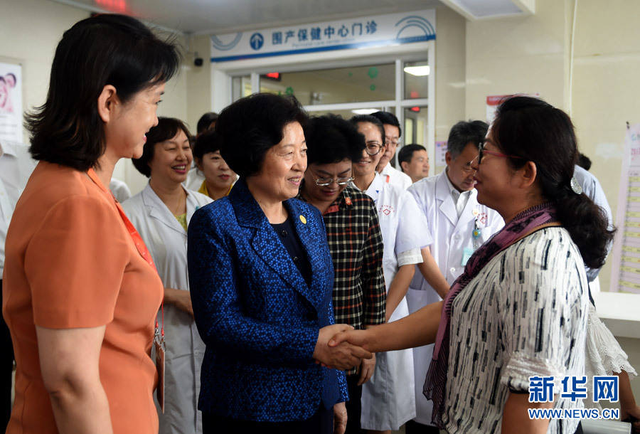 8月9日，中共中央政治局委員、中央統(tǒng)戰(zhàn)部部長、中央代表團副團長孫春蘭率中央代表團三分團，先后赴內(nèi)蒙古自治區(qū)烏海市、阿拉善盟看望各族干部群眾。這是孫春蘭在烏海市婦兒醫(yī)療預(yù)防保健中心同患者親切交談。新華社記者 任軍川 攝