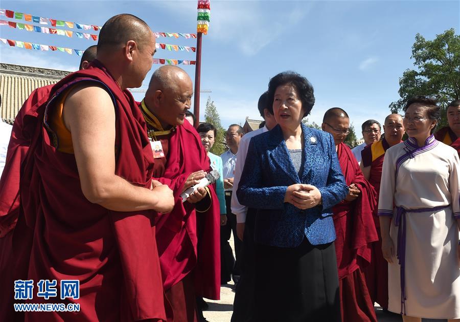 8月10日，中共中央政治局委員、中央統(tǒng)戰(zhàn)部部長(zhǎng)、中央代表團(tuán)副團(tuán)長(zhǎng)孫春蘭率中央代表團(tuán)三分團(tuán)繼續(xù)在內(nèi)蒙古自治區(qū)阿拉善盟看望慰問(wèn)，把以習(xí)近平同志為核心的黨中央的親切關(guān)懷和全國(guó)各族人民的美好祝福帶給阿拉善各族各界干部群眾。這是孫春蘭在佛教寺廟延福寺考察。新華社記者 任軍川 攝