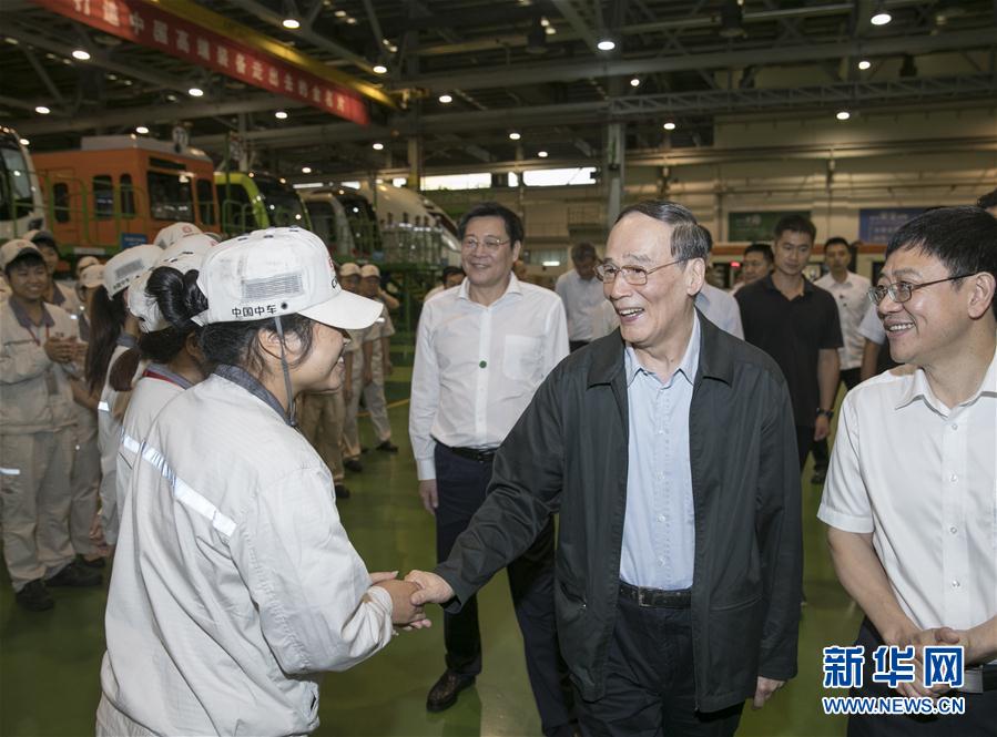 9月3日至5日，中共中央政治局常委、中央紀(jì)委書記、中央巡視工作領(lǐng)導(dǎo)小組組長王岐山在湖南省調(diào)研并主持召開巡察工作座談會。這是9月4日，王岐山到中國中車株洲電力機(jī)車有限公司考察。新華社記者 王曄 攝
