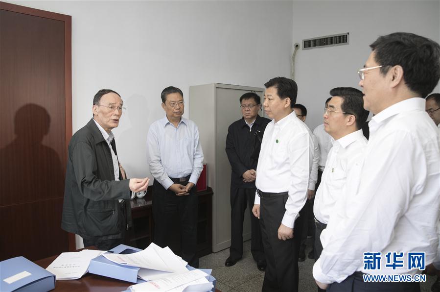 9月3日至5日，中共中央政治局常委、中央紀(jì)委書記、中央巡視工作領(lǐng)導(dǎo)小組組長王岐山在湖南省調(diào)研并主持召開巡察工作座談會。這是9月4日，王岐山來到株洲市委巡察辦看望巡察干部。新華社記者 王曄 攝
