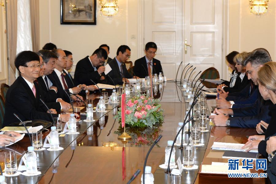 9月12日，克羅地亞總理普連科維奇（右二）在首都薩格勒布會見到訪的習(xí)近平主席特使、中共中央政治局委員、中央政法委書記孟建柱（左一）。新華社記者高磊攝