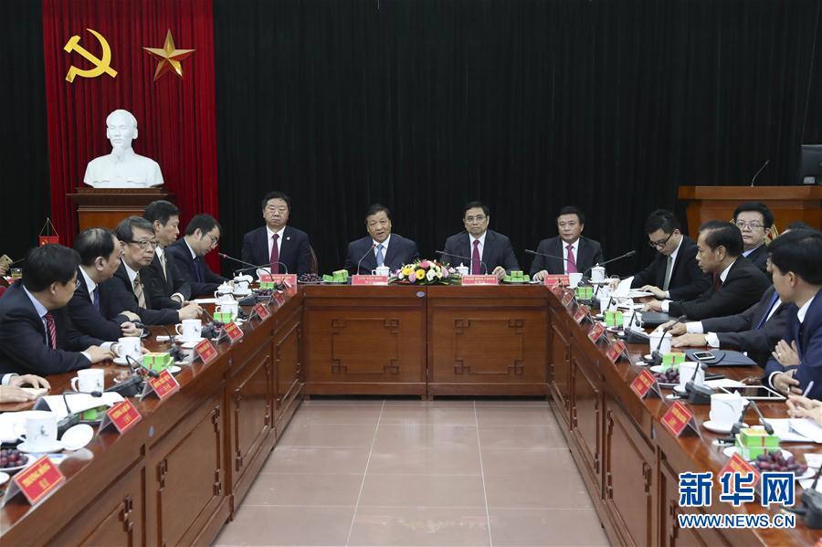 應(yīng)越南共產(chǎn)黨邀請(qǐng)，中共中央政治局常委、中央書記處書記劉云山9月18日至19日對(duì)越南進(jìn)行正式訪問。這是9月19日，劉云山在越共中央政治局委員范明政陪同下考察胡志明國(guó)家政治學(xué)院，并與曾赴華考察交流的越方學(xué)員代表進(jìn)行座談。 新華社記者龐興雷 攝