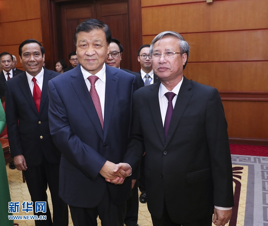 應(yīng)越南共產(chǎn)黨邀請(qǐng)，中共中央政治局常委、中央書記處書記劉云山9月18日至19日對(duì)越南進(jìn)行正式訪問。這是9月18日，劉云山在河內(nèi)與越共中央政治局委員陳國(guó)旺舉行會(huì)談。 新華社記者 龐興雷 攝