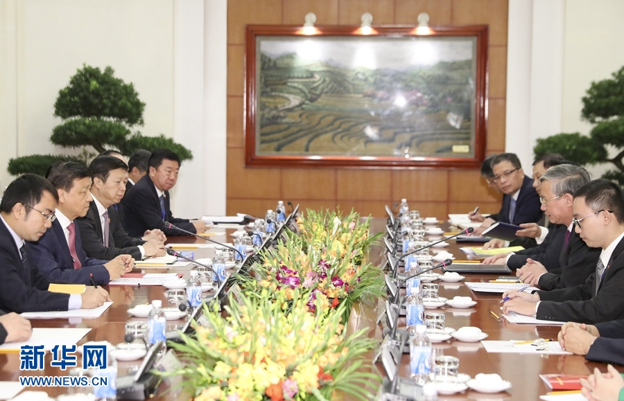 應(yīng)越南共產(chǎn)黨邀請(qǐng)，中共中央政治局常委、中央書記處書記劉云山9月18日至19日對(duì)越南進(jìn)行正式訪問。這是9月18日，劉云山在河內(nèi)與越共中央政治局委員陳國(guó)旺舉行會(huì)談。 新華社記者 丁林 攝