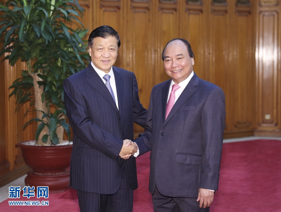 應(yīng)越南共產(chǎn)黨邀請(qǐng)，中共中央政治局常委、中央書記處書記劉云山9月18日至19日對(duì)越南進(jìn)行正式訪問。這是9月19日，劉云山在河內(nèi)會(huì)見越南總理阮春福。 新華社記者 丁林 攝