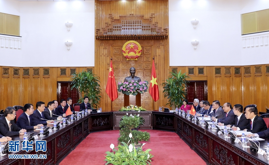 應(yīng)越南共產(chǎn)黨邀請(qǐng)，中共中央政治局常委、中央書記處書記劉云山9月18日至19日對(duì)越南進(jìn)行正式訪問。這是9月19日，劉云山在河內(nèi)會(huì)見越南總理阮春福。 新華社記者 丁林 攝