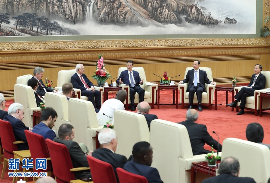 9月21日，中共中央政治局常委、國(guó)務(wù)院副總理張高麗在北京人民大會(huì)堂會(huì)見來華參加2017&ldquo;一帶一路&rdquo;媒體合作論壇的外方代表并回答大家關(guān)心的問題。新華社記者王曄攝 