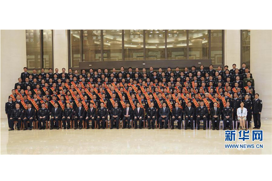 9月22日，&ldquo;熱血鑄劍&middot;丹心衛(wèi)民&rdquo;全國公安百佳刑警推選活動揭曉儀式在北京舉行。中共中央政治局委員、中央政法委書記孟建柱會見當(dāng)選民警并觀看揭曉儀式。國務(wù)委員、公安部部長郭聲琨參加會見并觀看揭曉儀式。新華社記者 殷剛 攝