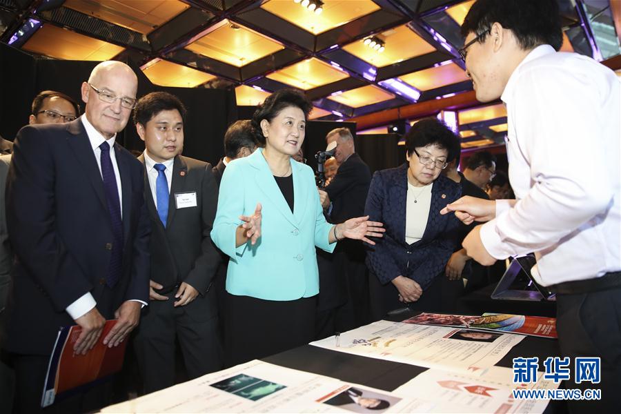 9月25日，在美國(guó)紐約，國(guó)務(wù)院副總理劉延?xùn)|（中）在紐約大學(xué)校長(zhǎng)漢密爾頓（前左一）的陪同下參觀中美兩國(guó)青年創(chuàng)客產(chǎn)品展示。國(guó)務(wù)院副總理劉延?xùn)|25日在美國(guó)紐約大學(xué)出席中美創(chuàng)客峰會(huì)暨中美青年創(chuàng)客中心啟動(dòng)儀式并講話。新華社記者 王迎 攝