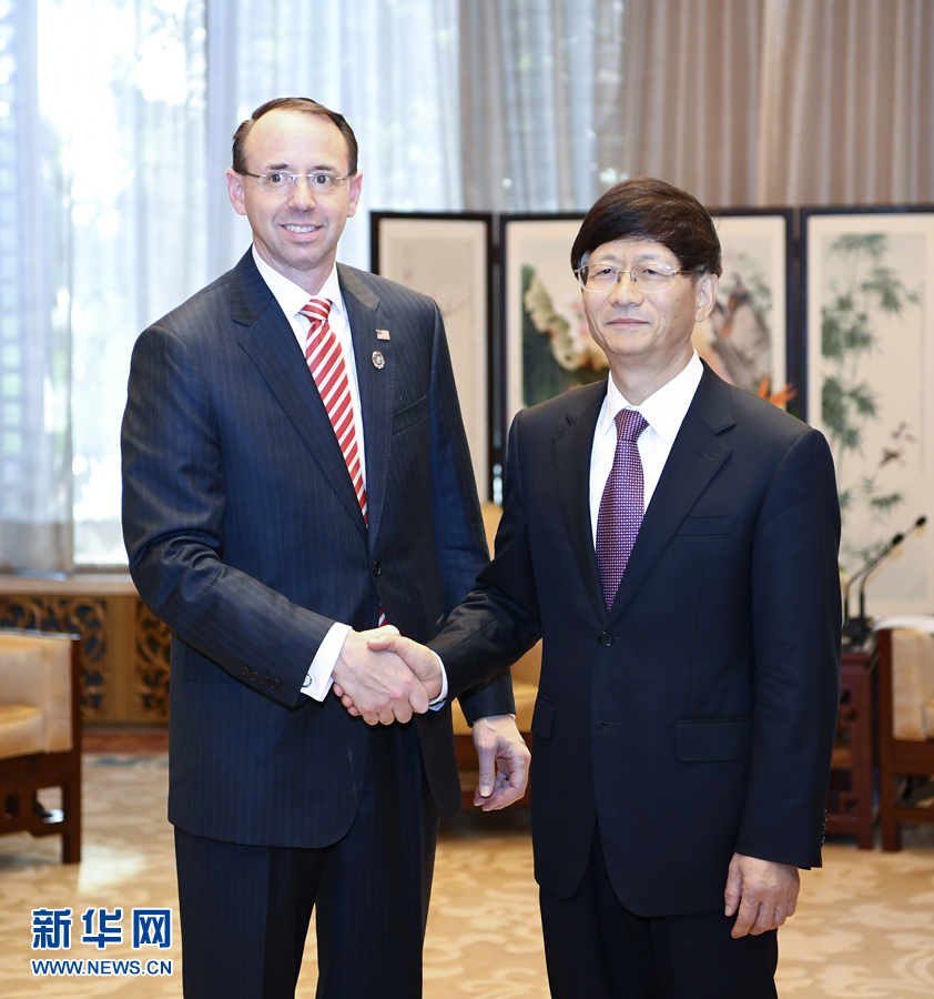 9月26日，中共中央政治局委員、中央政法委書記孟建柱在北京會見來華出席國際刑警組織第86屆全體大會的美國司法部常務(wù)副部長羅森斯坦。新華社記者 張領(lǐng) 攝