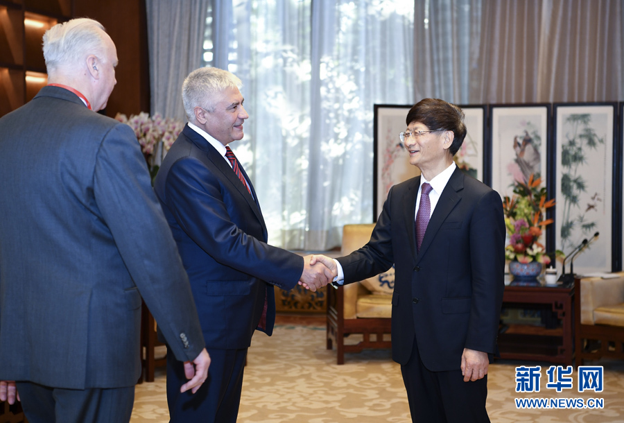 9月26日，中共中央政治局委員、中央政法委書記孟建柱在北京會見來華出席國際刑警組織第86屆全體大會的俄羅斯內(nèi)務(wù)部長科洛科利采夫（左二）和俄聯(lián)邦調(diào)查委員會主席巴斯特雷金（左一）。新華社記者 張領(lǐng) 攝 