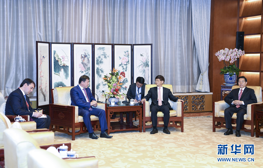 9月26日，中共中央政治局委員、中央政法委書記孟建柱在北京會見來華出席國際刑警組織第86屆全體大會的塔吉克斯坦內(nèi)務(wù)部長拉希姆佐達(dá)。國務(wù)委員、公安部部長郭聲琨參加有關(guān)會見。新華社記者 張領(lǐng) 攝