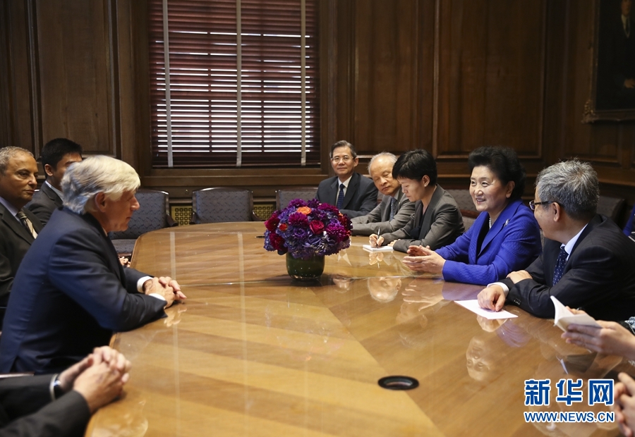 當(dāng)?shù)貢r(shí)間9月26日，國(guó)務(wù)院副總理劉延?xùn)|在紐約哥倫比亞大學(xué)出席中美大學(xué)校長(zhǎng)與智庫(kù)論壇并發(fā)表主旨演講。這是論壇開(kāi)始前，國(guó)務(wù)院副總理劉延?xùn)|（右二）會(huì)見(jiàn)哥倫比亞大學(xué)校長(zhǎng)博林格（左）。新華社記者 王迎 攝