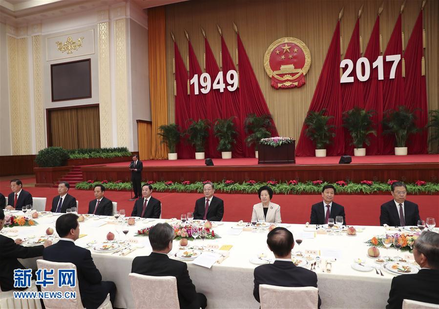 9月28日，全國政協(xié)辦公廳、中共中央統(tǒng)戰(zhàn)部、國務(wù)院僑辦、國務(wù)院港澳辦、國務(wù)院臺辦在北京人民大會堂聯(lián)合舉行國慶招待會。中共中央政治局常委、全國政協(xié)主席俞正聲與2800多名港澳臺僑各界代表歡聚一堂，慶祝中華人民共和國成立68周年。這是俞正聲在招待會上致辭。新華社記者 龐興雷 攝