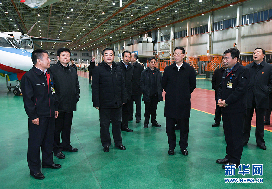 11月14日至15日，國務(wù)院副總理張高麗在黑龍江調(diào)研。這是11月14日，張高麗到哈爾濱飛機工業(yè)集團有限責任公司了解國有老企業(yè)轉(zhuǎn)型升級情況。 新華社記者 高潔 攝
