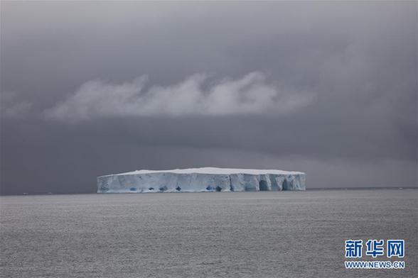 （圖文互動）（2）專訪：在南極，最美的藍(lán)冰可能通向死亡&mdash;&mdash;中國南極科考隊員講述&ldquo;冰縫驚魂記&rdquo;