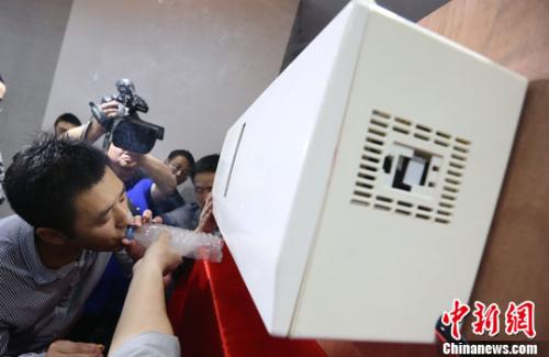 圖為南京一家科研單位研發(fā)的空氣凈化器。<a target='_blank' >中新社</a>發(fā) 泱波 攝