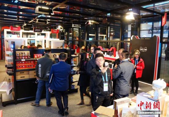 走進(jìn)&ldquo;互聯(lián)網(wǎng)之光&rdquo;博覽會，無人超市是本次展會最大的熱點，顧客可用二維碼進(jìn)入超市，實現(xiàn)全自動購物。