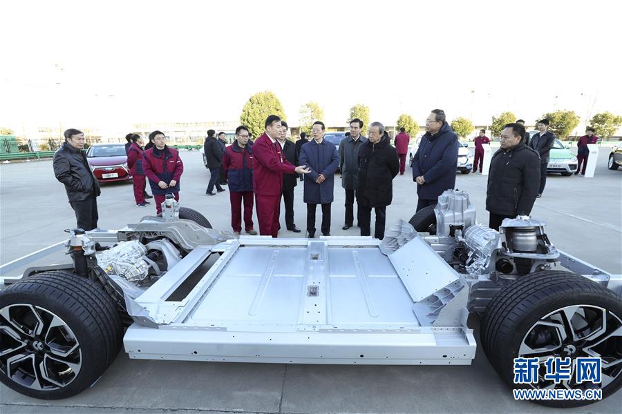 1月9日至10日，國(guó)務(wù)院副總理張高麗在安徽調(diào)研推動(dòng)長(zhǎng)江經(jīng)濟(jì)帶發(fā)展工作。這是1月9日，張高麗在江淮汽車股份有限公司了解企業(yè)生產(chǎn)經(jīng)營(yíng)和參與國(guó)際產(chǎn)能合作情況。新華社記者 龐興雷 攝